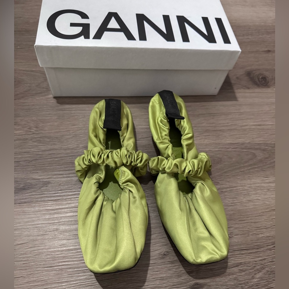 Ganni scrunchie ballet flats -kiwi color